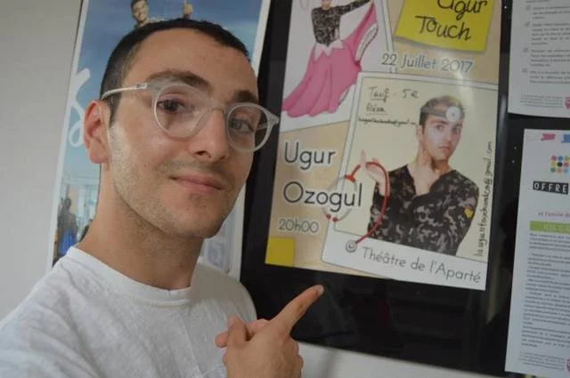 Attiré par la scène, il crée son spectacle