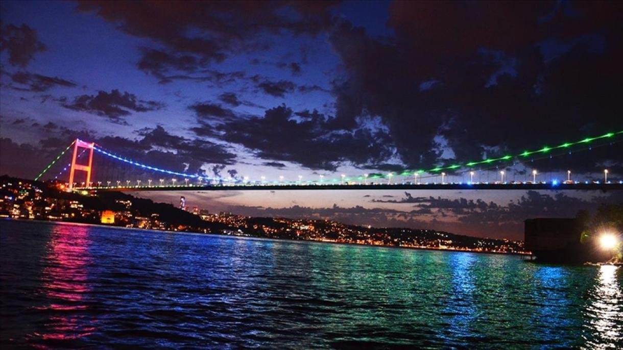 Les ponts d'Istanbul illuminés aux couleurs de l'Azerbaïdjan