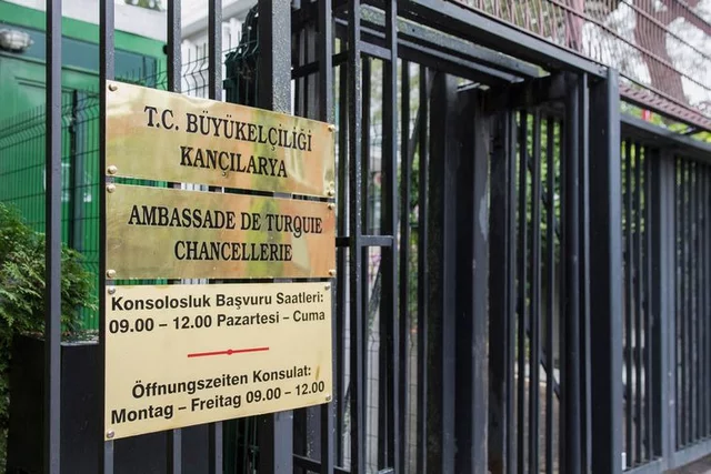 Deux diplomates turcs placés sous mandat d'arrêt en Suisse