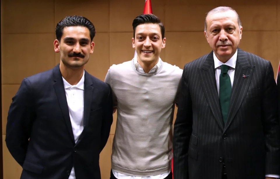 La photo d'Özil et Gundogan avec le président turc Erdogan passe très mal en Allemagne