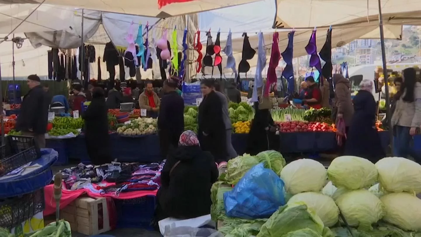 Crise économique et Covid en Turquie, l'Aïd au rythme des baignades dans le Bosphore