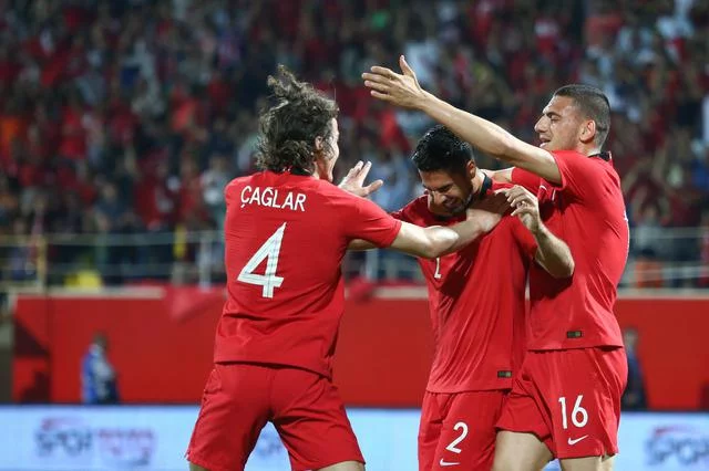 la Turquie dénonce un manque de respect envers son équipe nationale à son arrivée en Islande