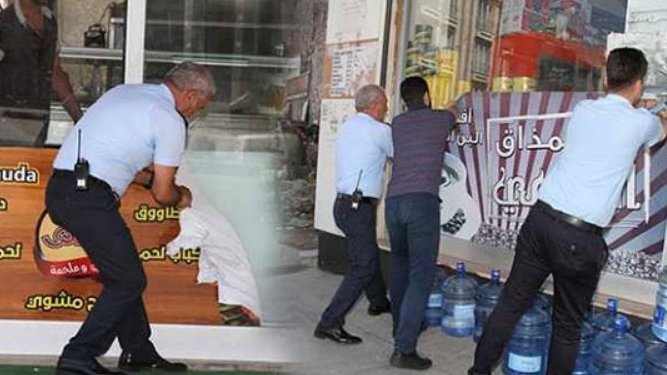 Retrait des enseignes écrites en arabe dans une ville à Istanbul