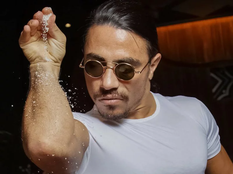 Salt Bae se lance dans les sushis… de viande !
