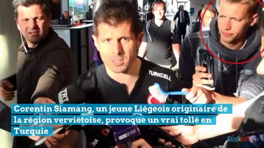 Un Belge interroge le capitaine turc avec une brosse à vaisselle