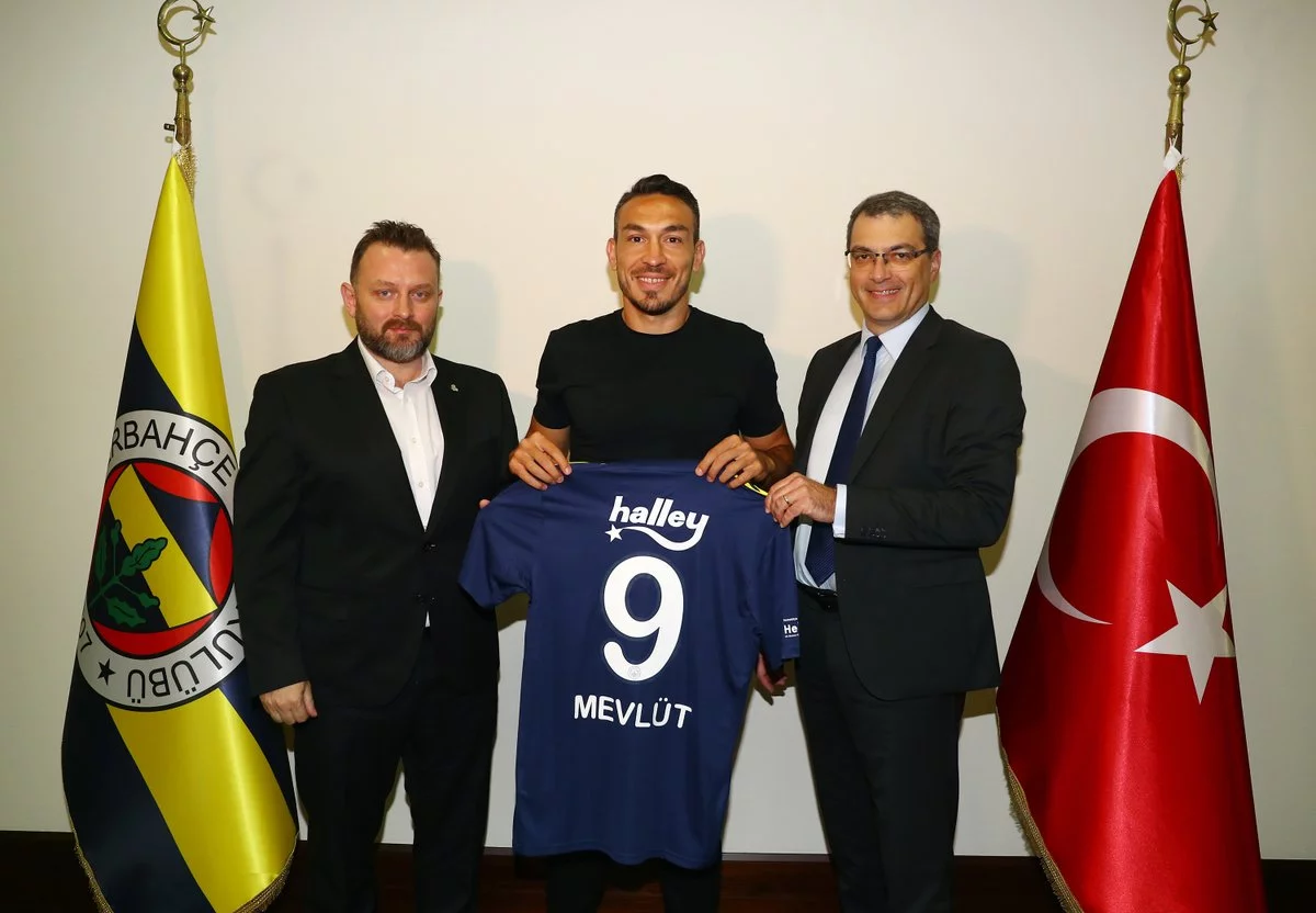 Mevlut Erding signe à Fenerbahçe 