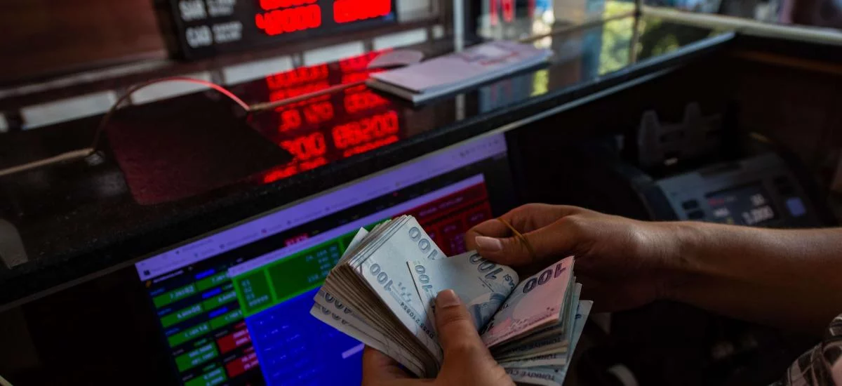 La livre turque plonge alors que les doutes persistent sur la décision de la banque centrale sur les taux