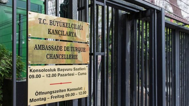 Deux diplomates turcs placés sous mandat d'arrêt en Suisse