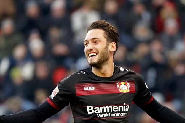 L'AC Milan recrute l'international turc de Leverkusen Hakan Calhanoglu