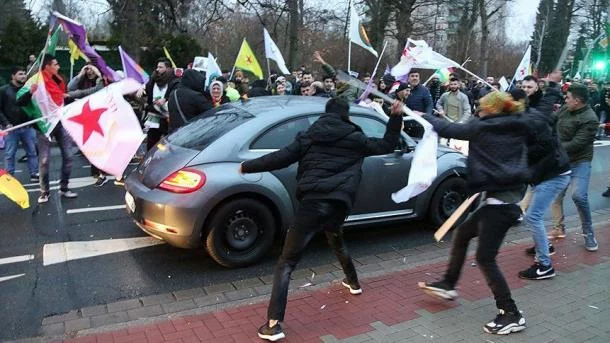 Allemagne : des partisans du PKK attaquent le véhicule d'un Turc avec des battes