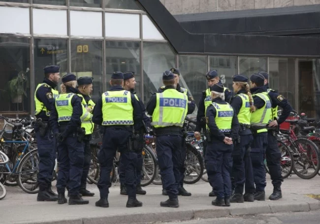 Suède : des militants mettent le feu à un Coran et provoquent de violentes émeutes