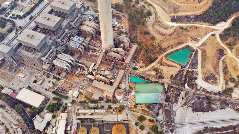 L'énorme incendie qui a atteint le bord d'une centrale électrique dans la province de Mugla, dans le sud-ouest de la Turquie, a été maîtrisé.