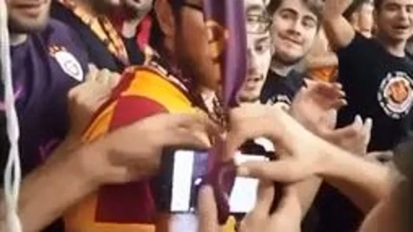 Des supporter de Galatasaray se mobilisent pour qu'un homme récupère son téléphone