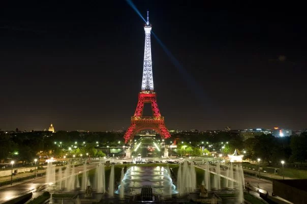 La Tour Eiffel illuminée aux couleurs de la Turquie