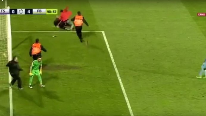 Turquie : arbitre agressé, le match Trabzonspor - Fenerbahçe arrêté