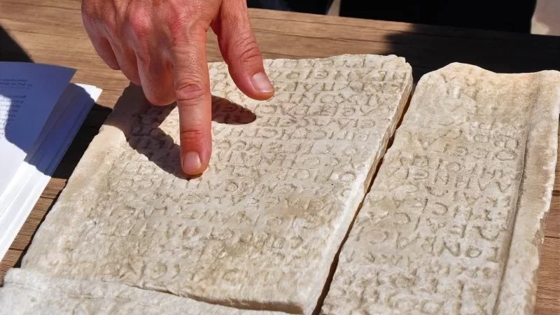 Une inscription en marbre vieille de 1800 ans trouvée dans les fouilles d'Aigai en Turquie a été déchiffrée