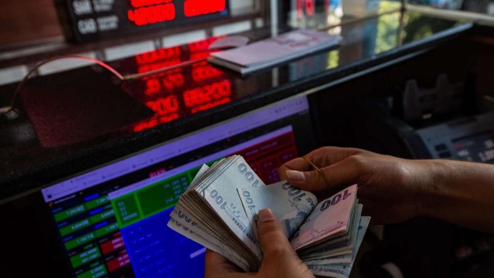  La banque centrale turque abaisse ses taux d'intérêt, envoyant la lire à un plus bas record