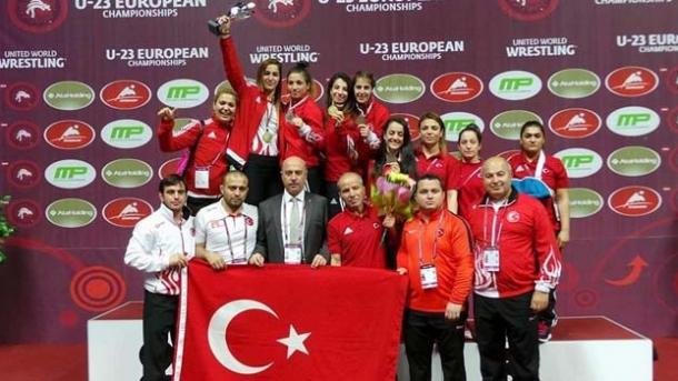 Les lutteuses turques Asli Tugcu et Derya Bayhan remportent la médaille de bronze