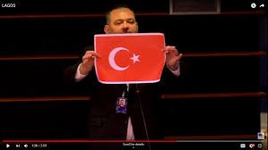 Cavusoglu réagit à l'acte de provocation de l'eurodéputé raciste grec qui a déchiré le drapeau turc