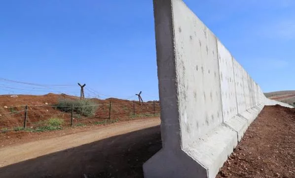 La Turquie érige un mur à la frontière syrienne