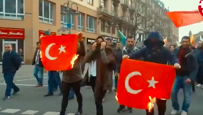 [Frankfurt] - Les terroristes du YPG brûle le drapeau turc en Allemagne