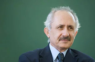 Taner Akçam répond par un cri de rage à la critique universitaire