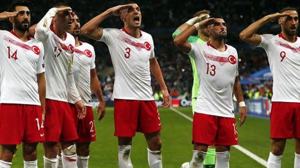 France - Turquie. Que signifie ce salut militaire des joueurs turcs après l'égalisation ?