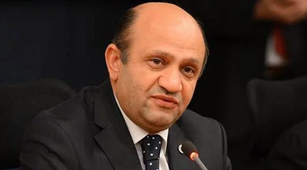 Fikri Isik : En déployant ses chars aux frontières, la Turquie se prépare à tout éventuel incident