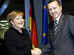 Angela Merkel opposée aux lycées turcs 