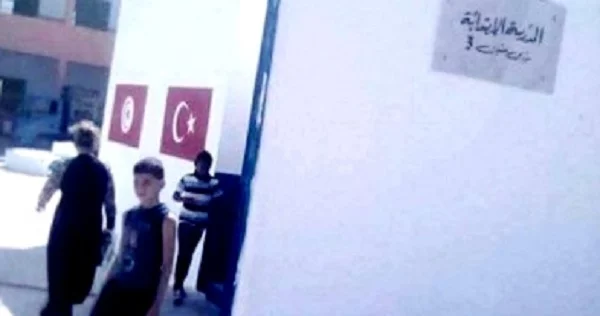 Le drapeau turc prône dans la cour d'une école en Tunisie