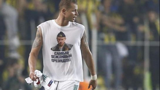 Turquie : un footballeur russe exhibe un T-shirt avec une photo de Poutine
