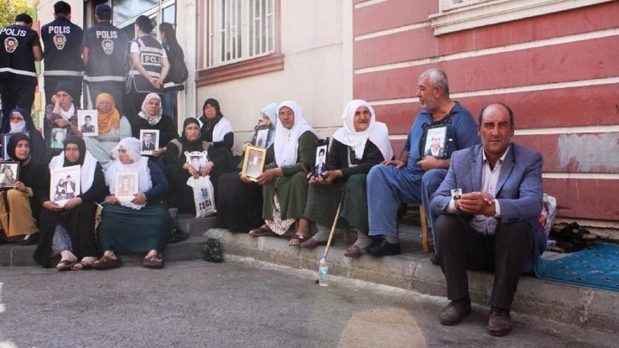 Turquie : Les mères continuent de s'asseoir contre le PKK, exigent le retour des enfants enlevés