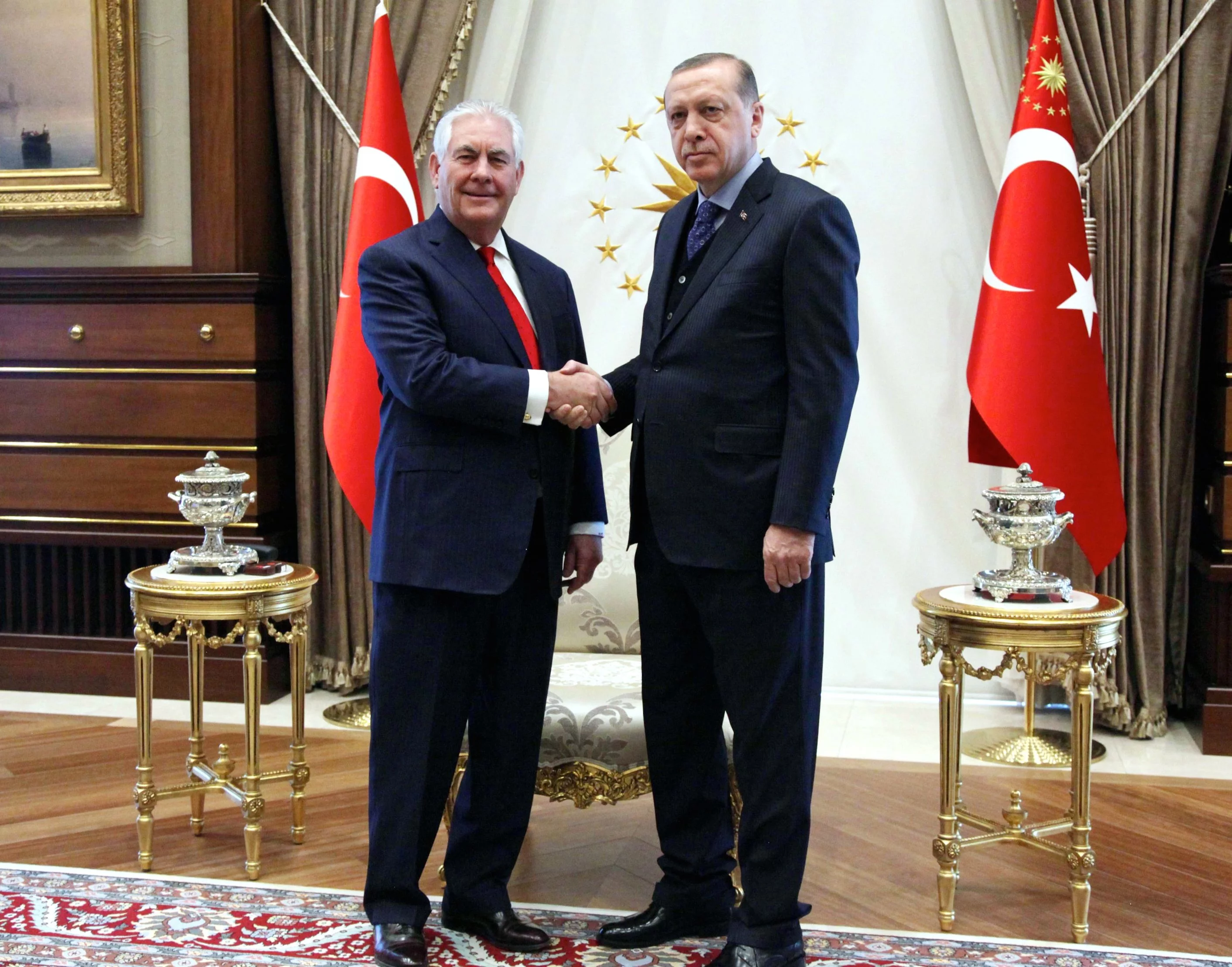 Longue rencontre Tillerson-Erdogan pour déminer des relations explosives