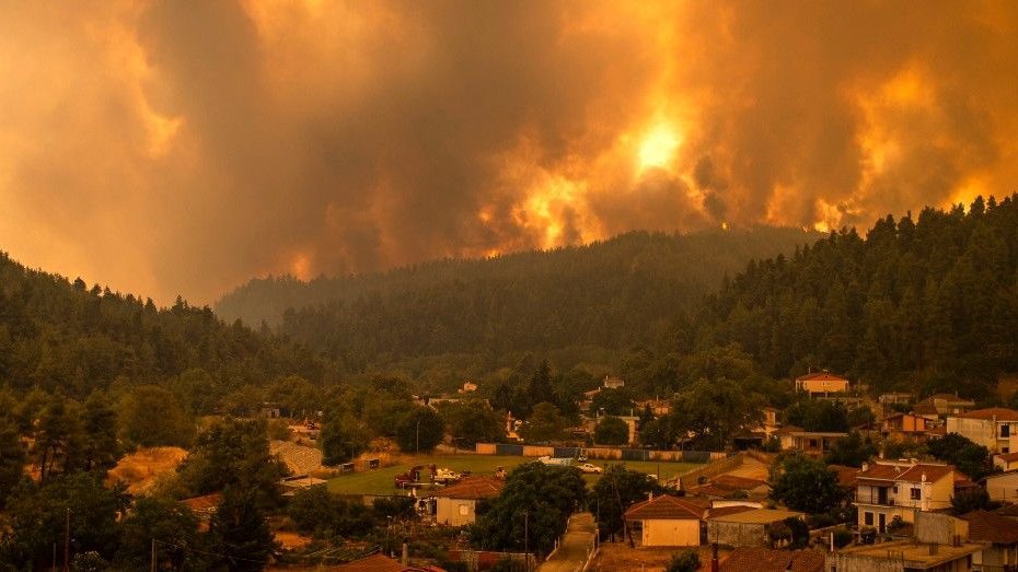 Les flammes dévorent les forêts et les maisons alors que les incendies de forêt qui ont fait 20 morts en Grèce deviennent incontrôlables