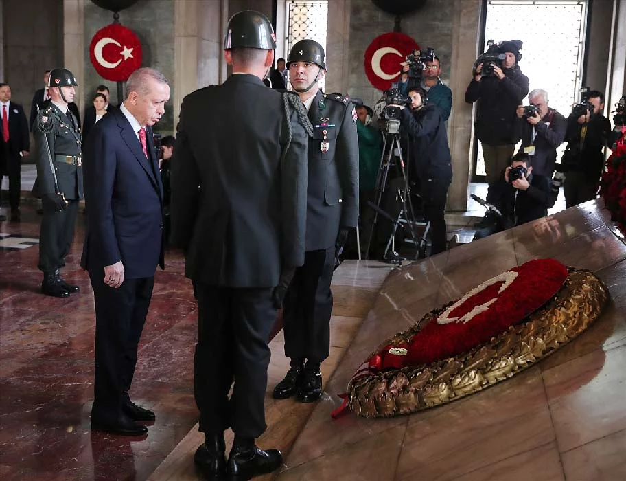 Fête de la République : le président Erdogan visite le mausolée d'Ataturk et signe le livre d'or