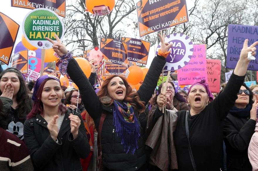 Turquie : les femmes protestent parce qu'on leur interdit de porter un short