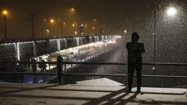 Une tempête de neige frappe Istanbul, recouvrant de blanc la plus grande ville de Turquie