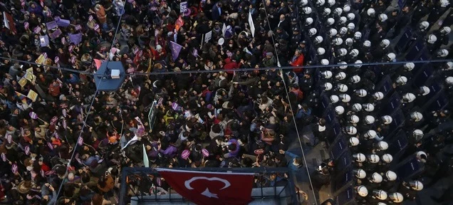 La police empêche une marche contre les violences envers les femmes