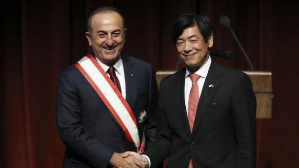 Cavusoglu reçoit la plus haute distinction d'Etat du Japon