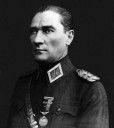 Mustafa Kemal Atatürk en tenu de militaire