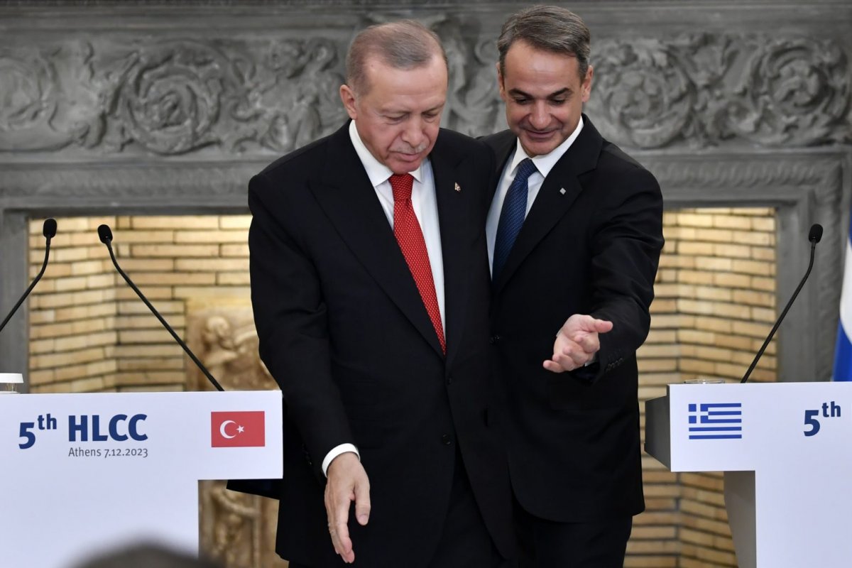 Le Premier ministre grec Kyriakos Mitsotakis, à droite, et le président turc Recep Tayyip Erdoğan partent après leurs déclarations au manoir Maximos à Athènes, Grèce, le jeudi 7 décembre 2023.