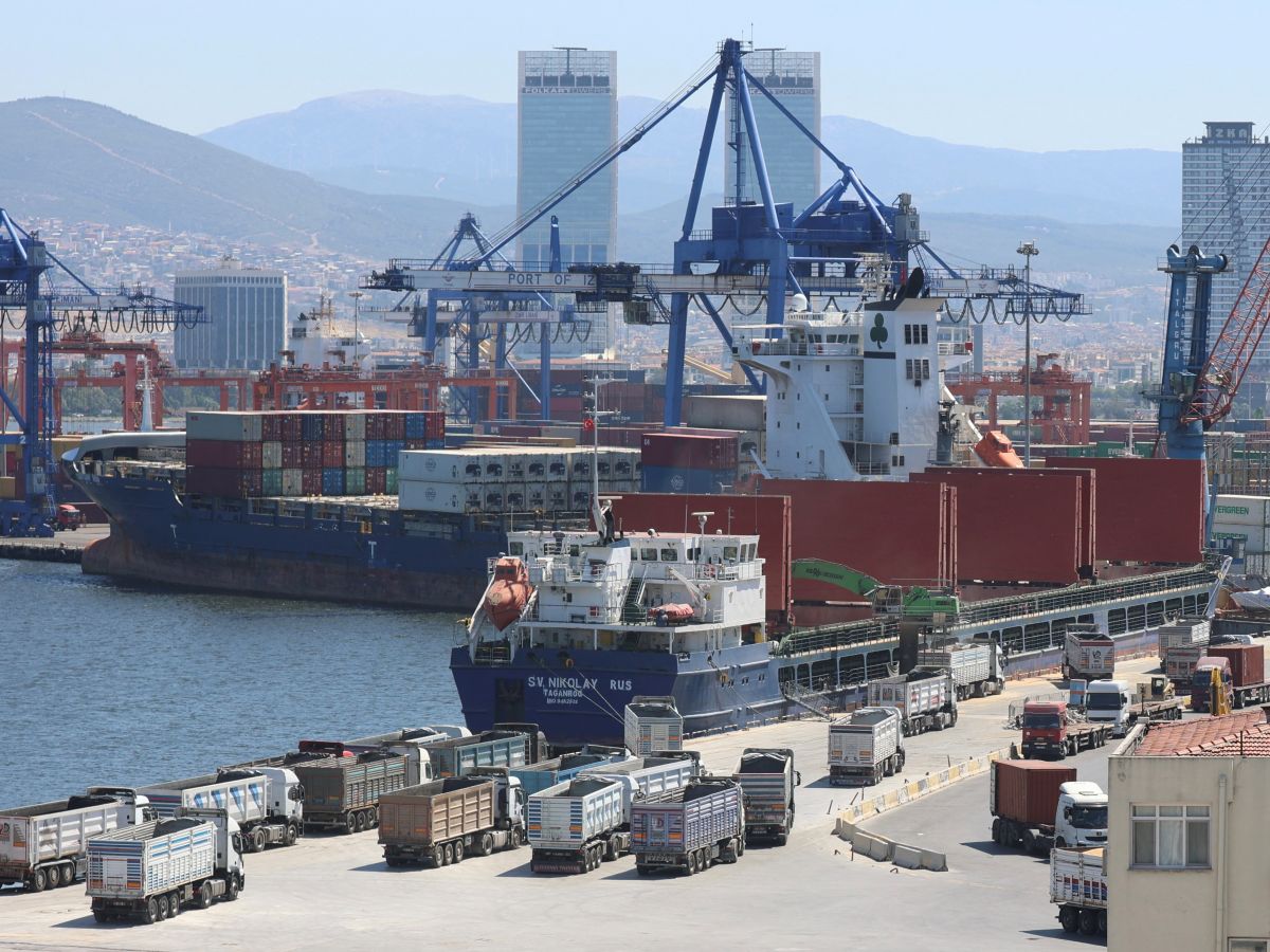 Le vraquier russe SV Nikolay est déchargé dans le port d'Izmir, en Turquie.