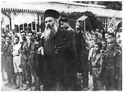Le Chrysostome métropolite d'Izmir en compagnie des soldats ennemis