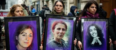 Les portraits de Sakine Cansiz, Fidan Dogan et Leyla Saylemez portés par des terroristes kurdes devant le centre culturel de la rue d'Enghien à Paris