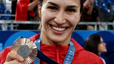 Buse Tosun Cavusoglu Tosun remporte la médaille de bronze de lutte libre féminine