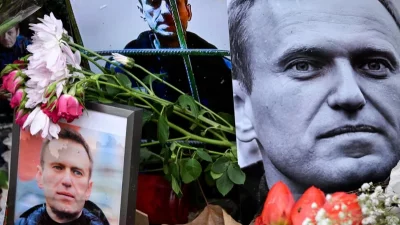 Des fleurs ont été déposées autour des portraits d'Alexeï Navalny