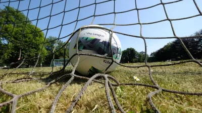 Un ballon de foot dans les buts 