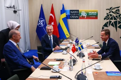 L'ancien secrétaire général de l'OTAN Jens Stoltenberg (en haut au centre), le président turc Tayyip Erdogan et le Premier ministre suédois Ulf Kristersson (à droite)