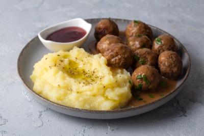 Köttbullar suédoises : boulettes, purée et confiture d'airelles