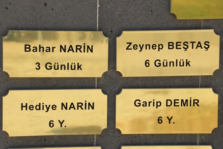 Les plaques de tombe inscrit les noms des enfants massacrés par le PKK